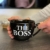 Faszination Wohnen Tasse groß Porzellan 600 ml Jumbotasse bunt XXL Jumbobecher Schwarz Kaffeebecher Kaffeetasse The Boss im Geschenkkarton - 4